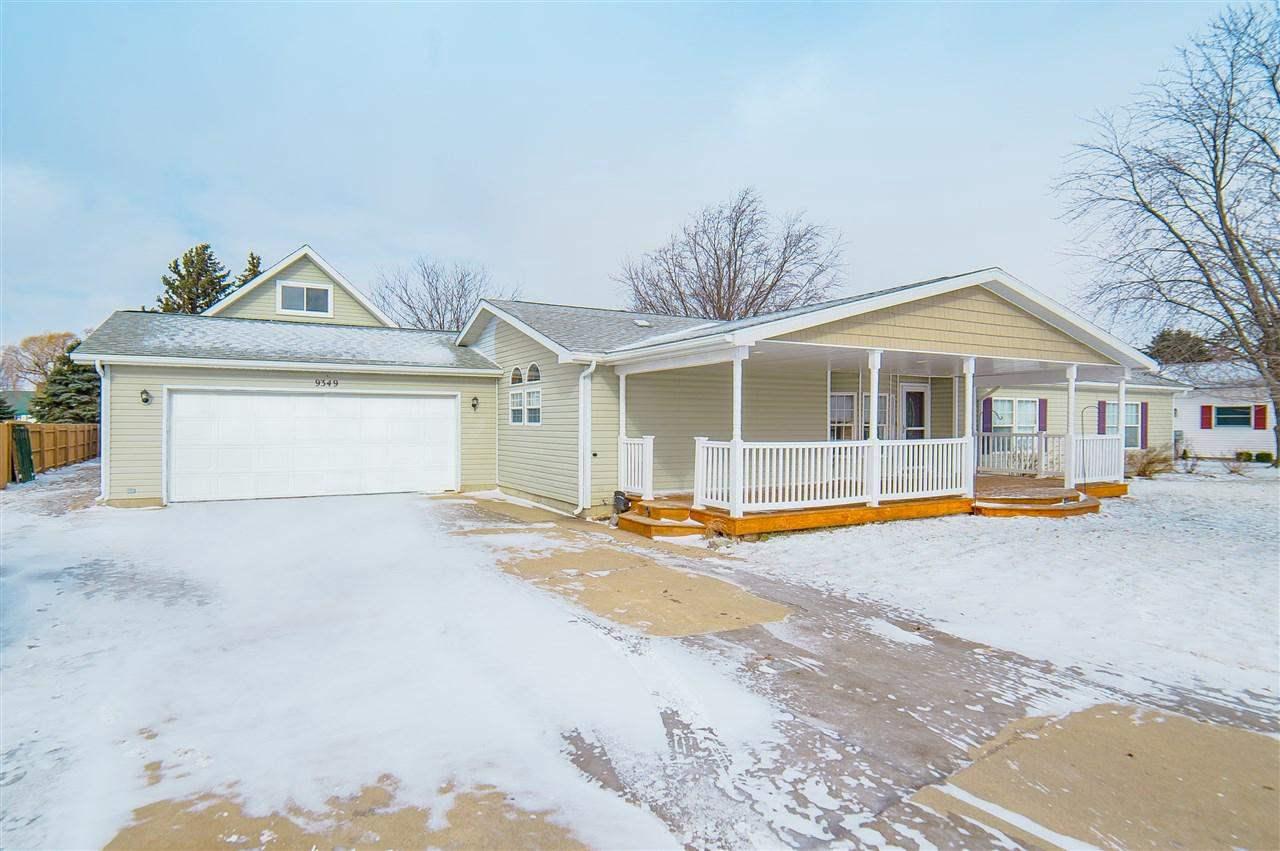 9349 Maple - Photo 1