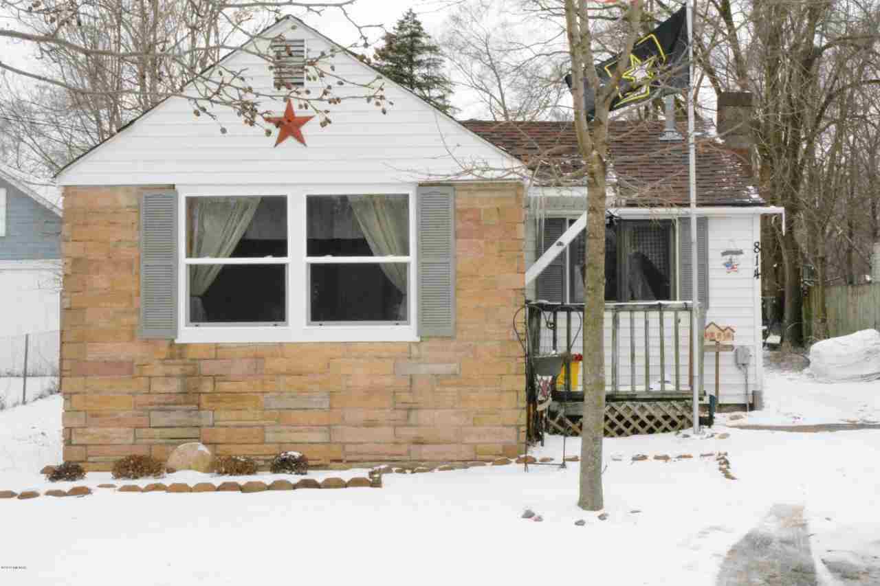 814 Summit St - Photo 1