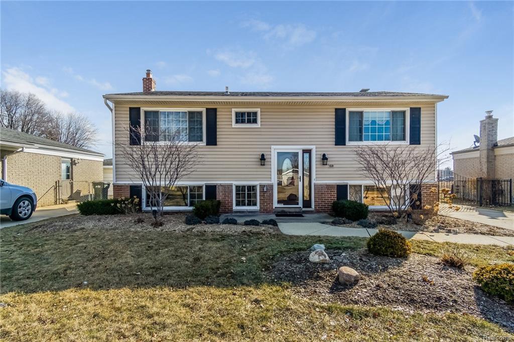41606 Harvard Dr - Photo 1