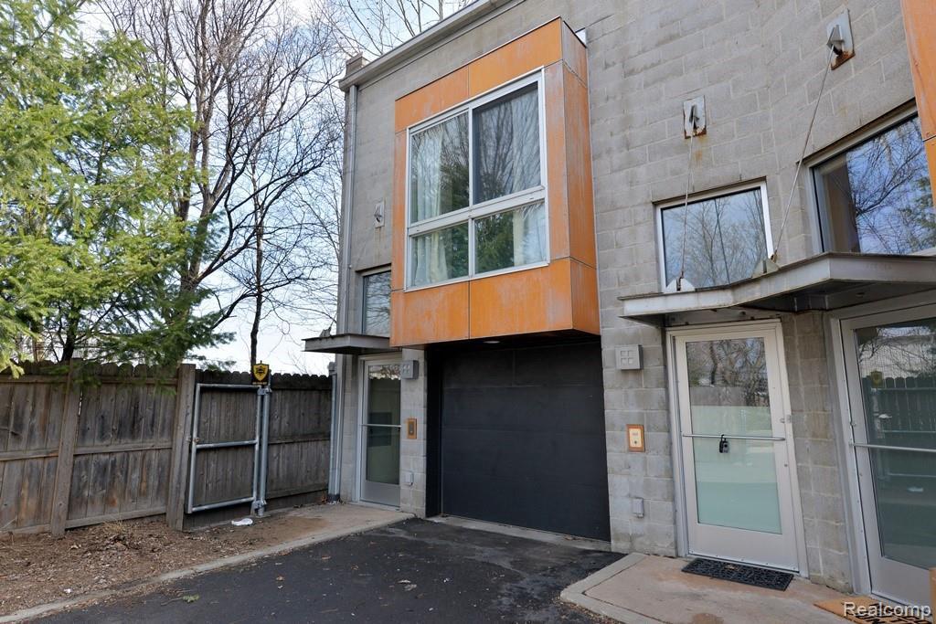 444 Parent Ave - Photo 1