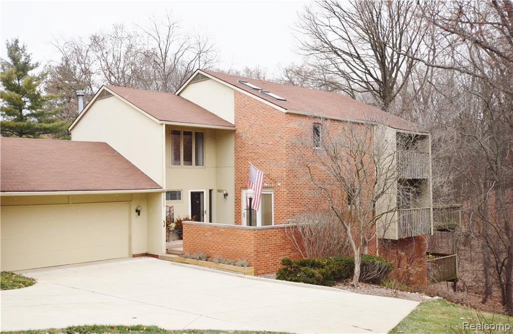 1020 Stratford Pl - Photo 1