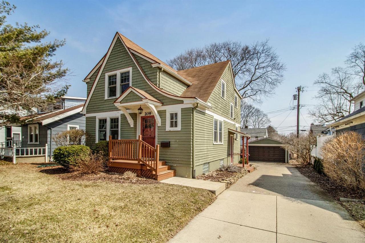 209 Virginia - Photo 1