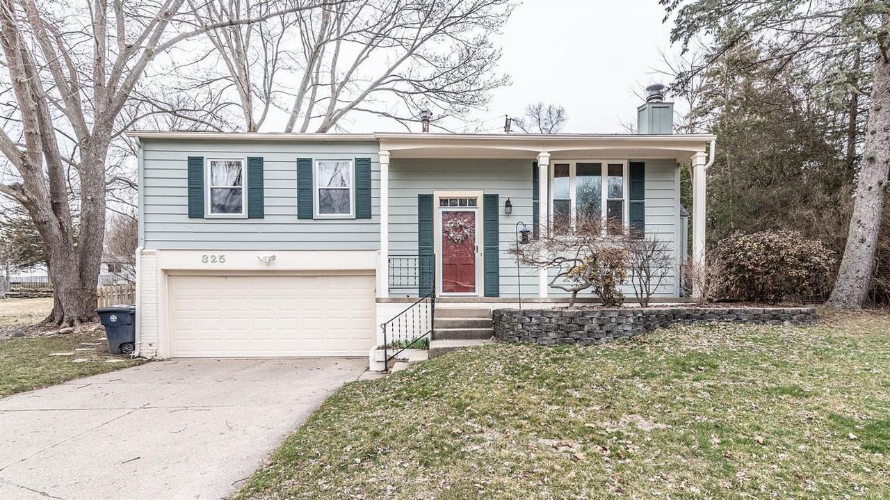 325 Manor Dr - Photo 1