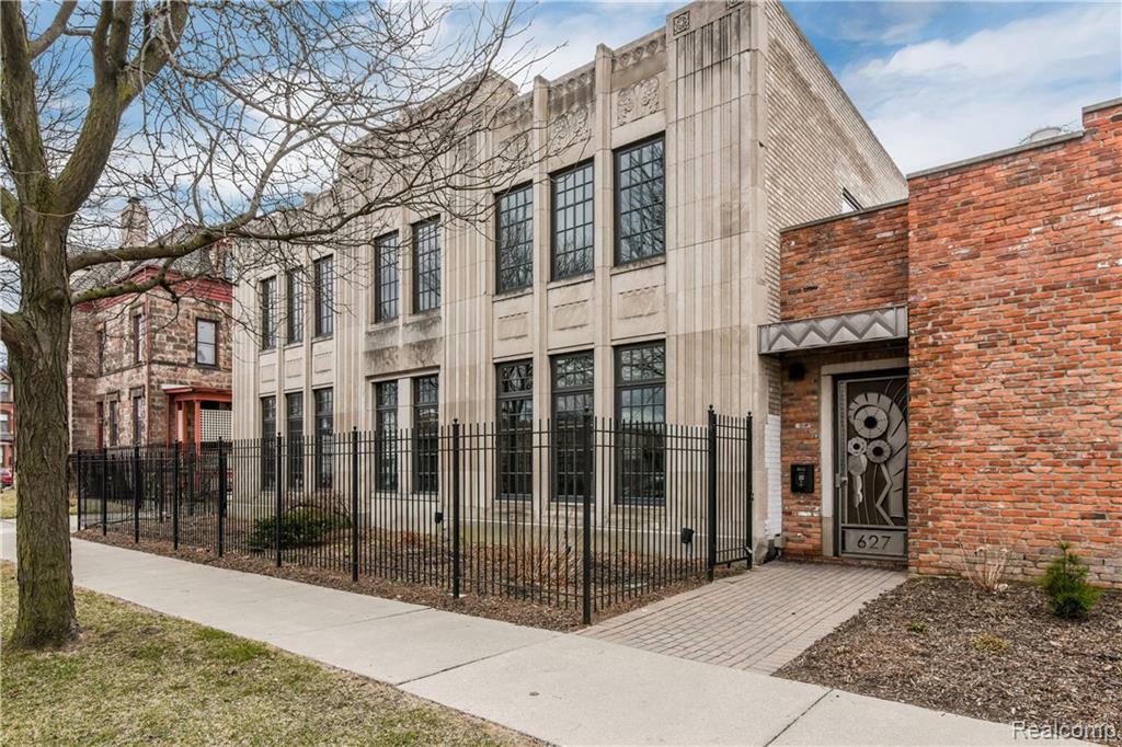 627 Alexandrine St - Photo 1