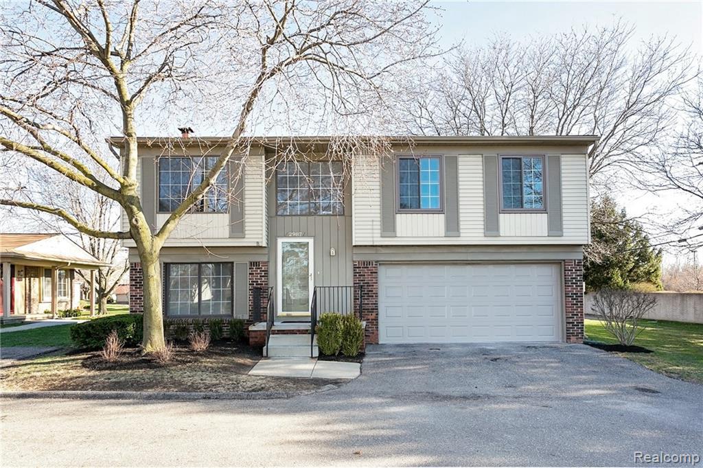 2987 Roundtree Dr - Photo 1