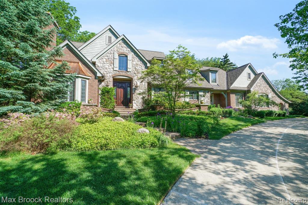 947 Dowling Rd - Photo 1