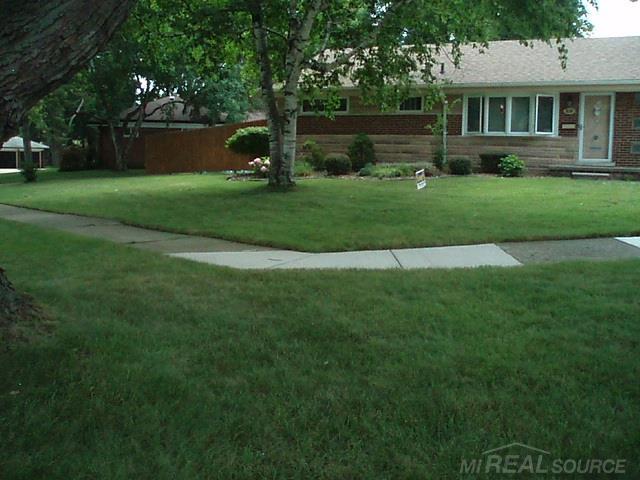 519 Wellington Crescent - Photo 1