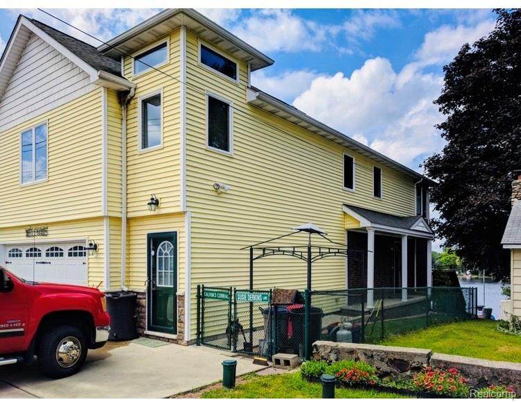 10038 King Rd - Photo 1