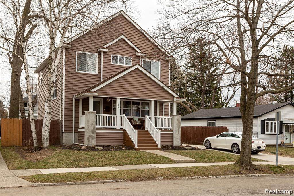 1209 Batavia St - Photo 1