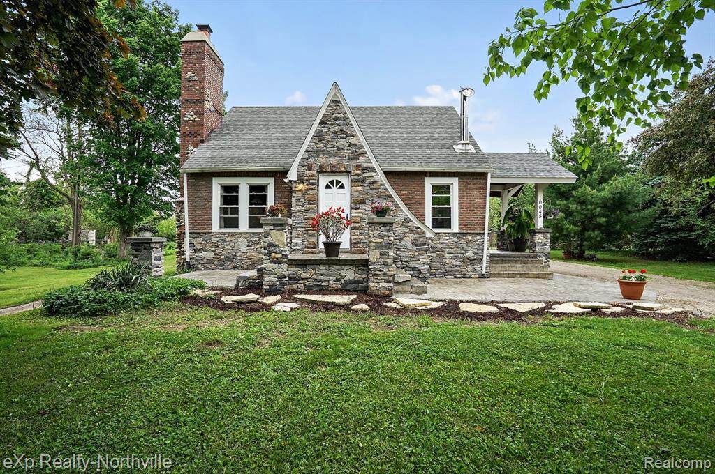 10045 6 MILE RD - Photo 1