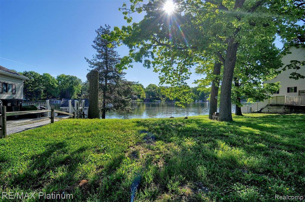 000 Lakeside Dr - Photo 1
