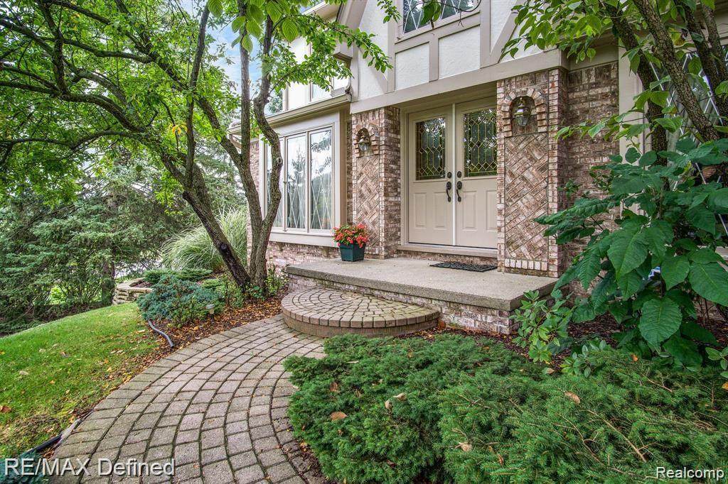 1009 Valley Stream Dr - Photo 1