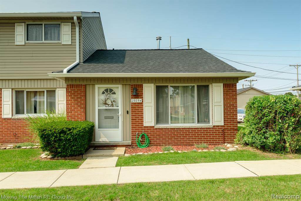 29254 Manchester St N - Photo 1