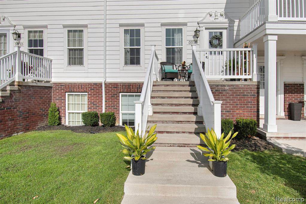53725 Champlain St - Photo 1