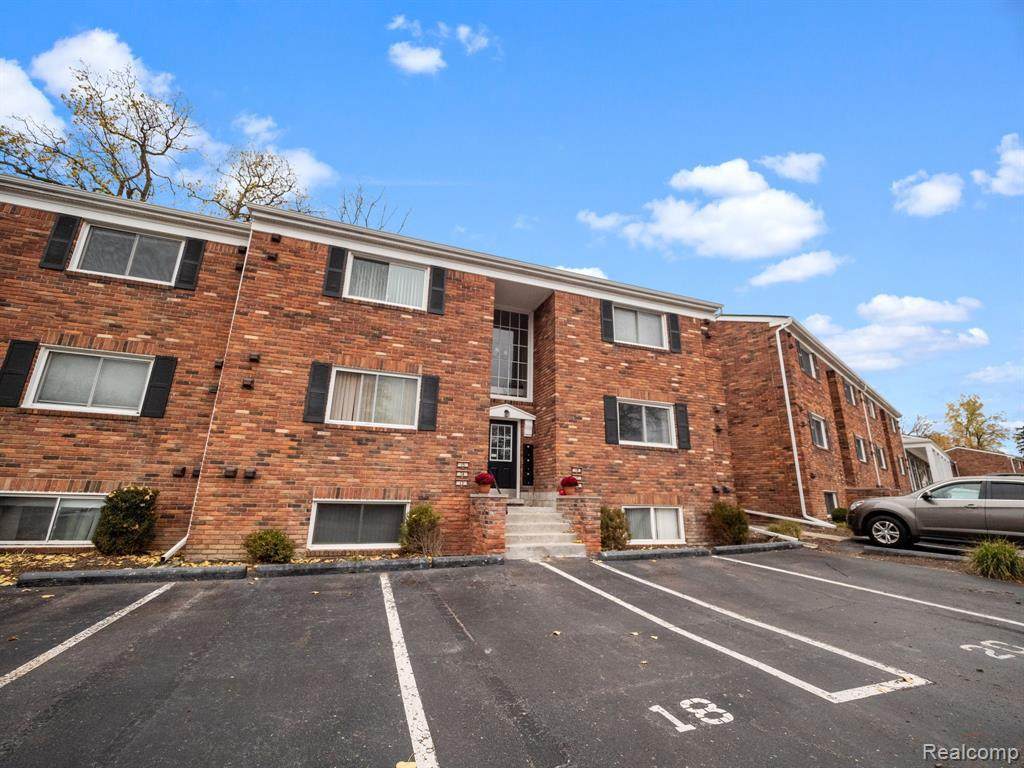 31831 Grand River Ave - Photo 1