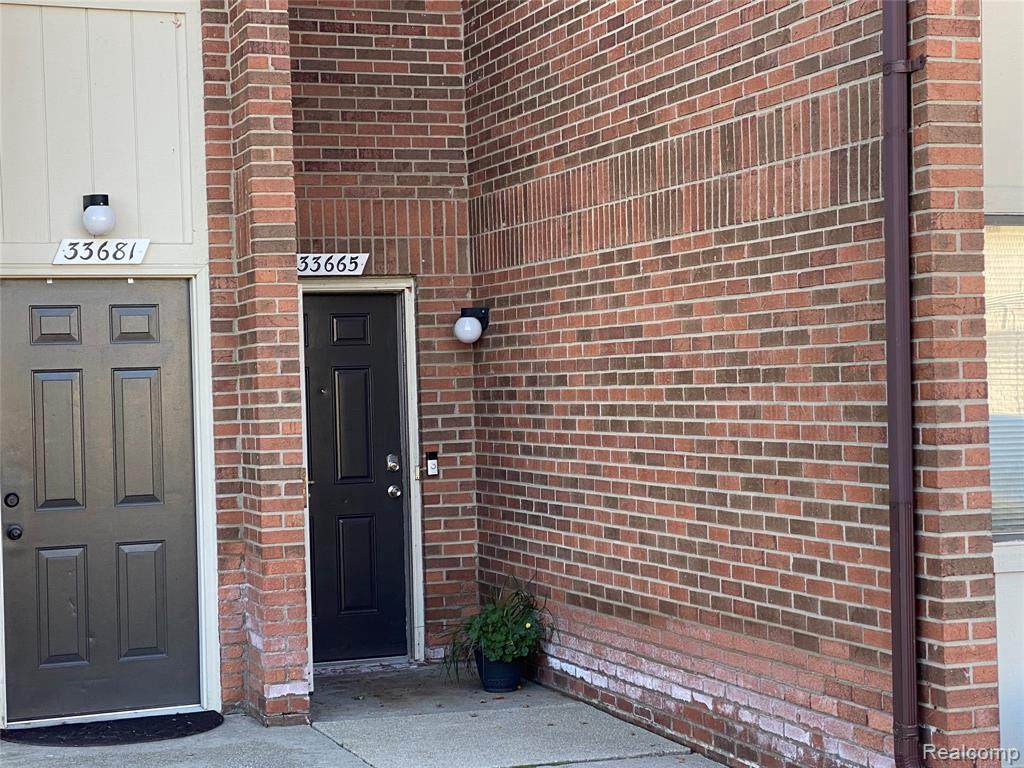 33665 Pondview Cir - Photo 1