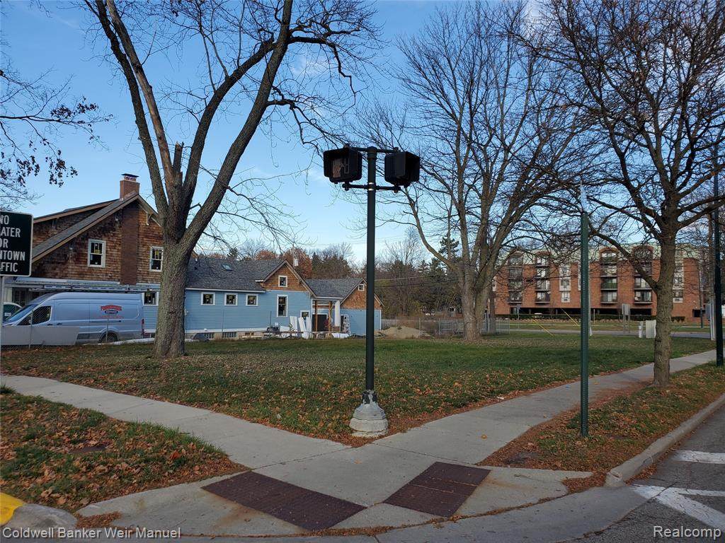 404 Park St - Photo 1
