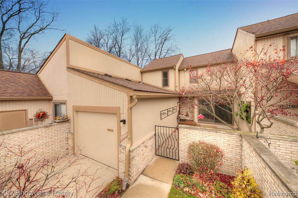 23163 Farmington Rd - Photo 1
