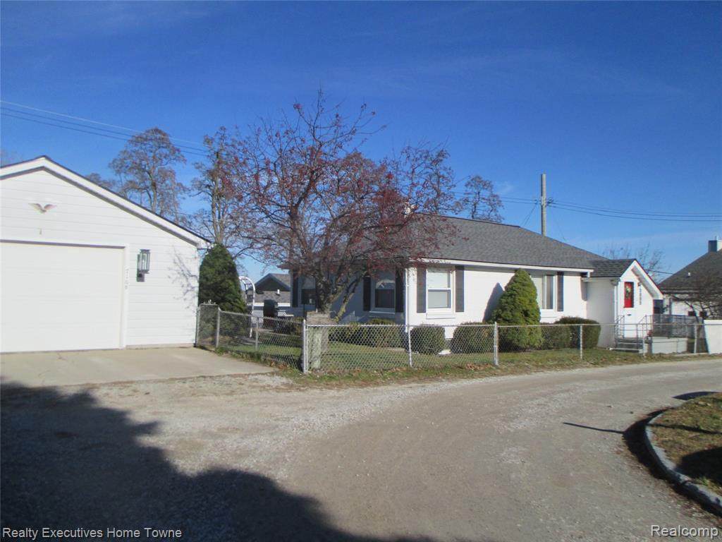 7168 Hillcrest Dr - Photo 1