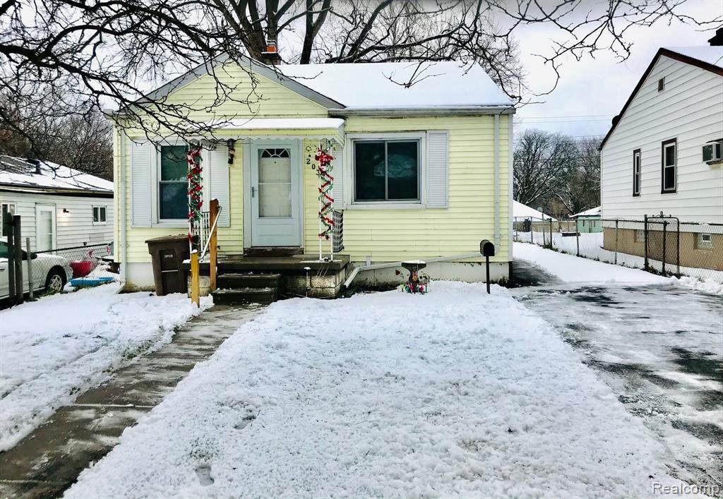 203 Cornell Ave W - Photo 1