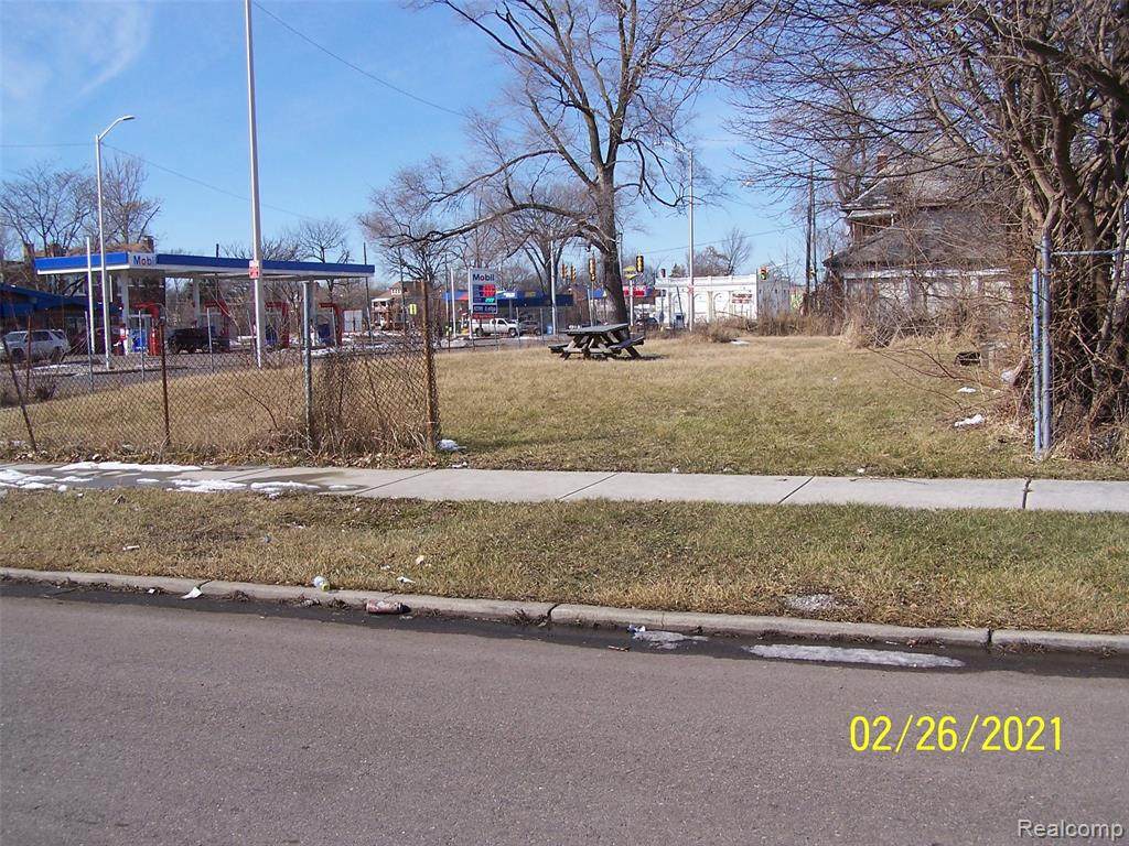 958 Burlingame St - Photo 1