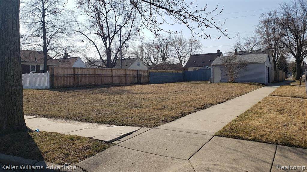 679 Mayflower Ave - Photo 1