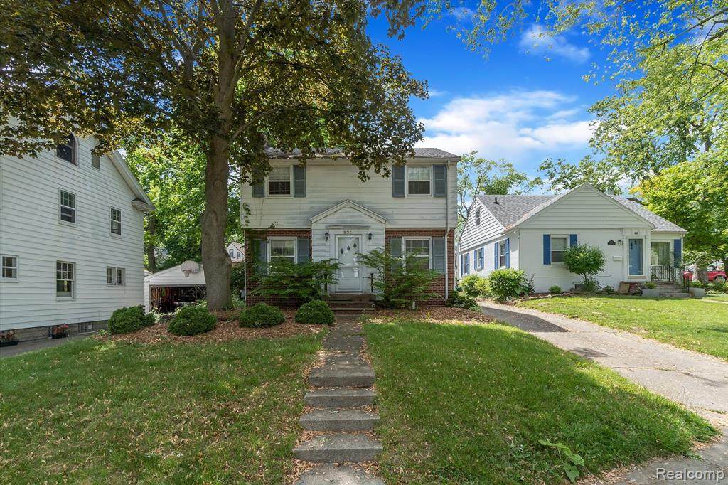 221 University Dr - Photo 1