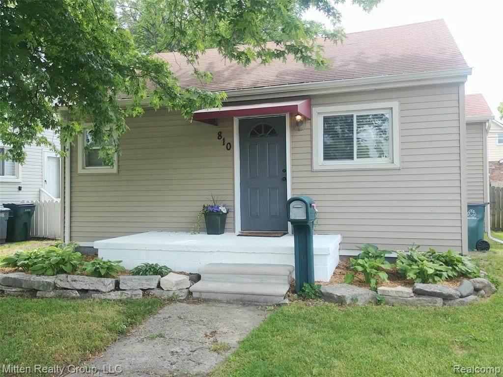 810 10 MILE RD W - Photo 1