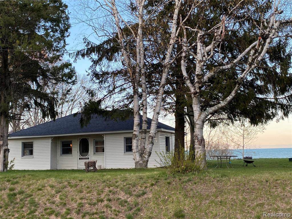2881 Lakeshore Rd - Photo 1