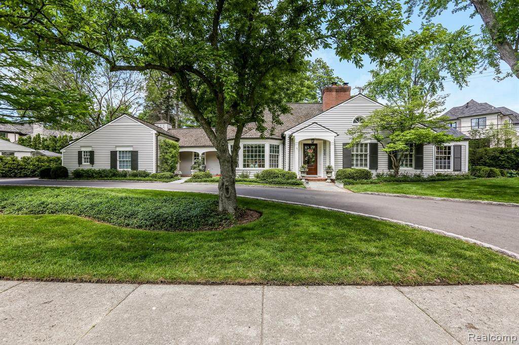 320 Lakeside Dr - Photo 1