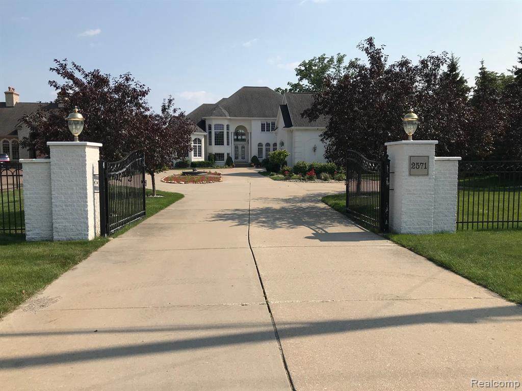 2571 Long Lake Rd - Photo 1