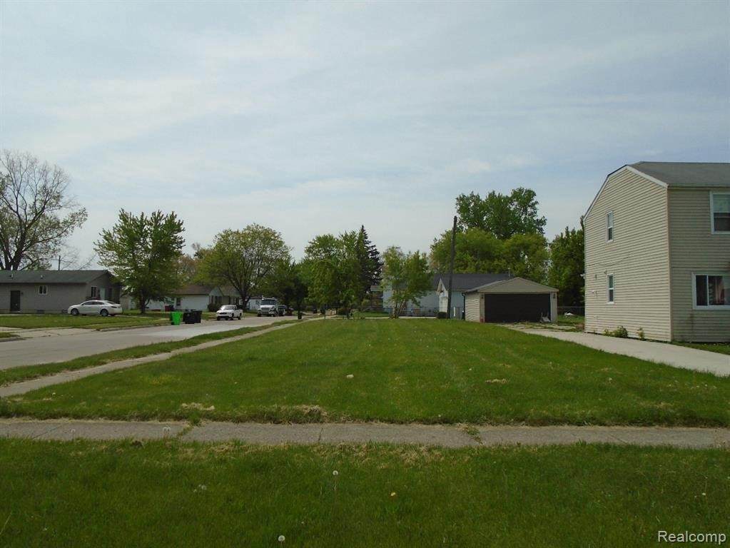 17860 Oakdale St - Photo 1