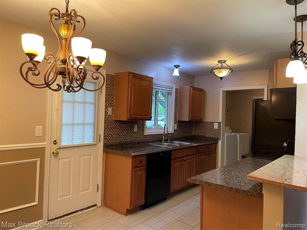 2599 Ivanhoe Dr - Photo 1