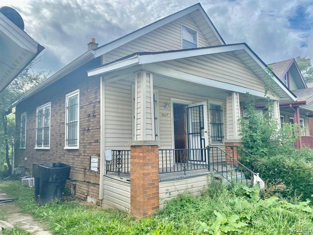 5627 Daniels St - Photo 1