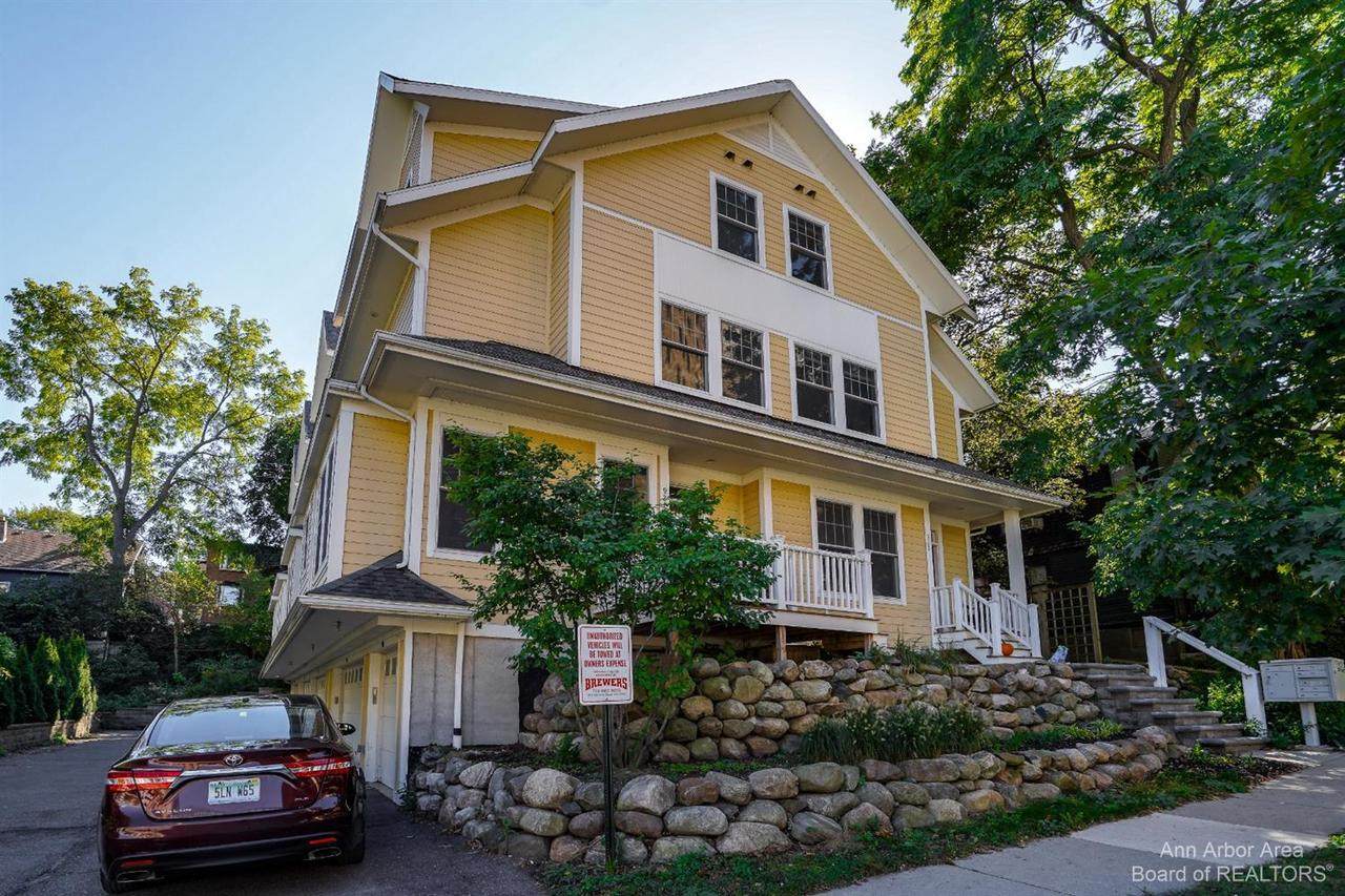 922 Catherine St - Photo 1