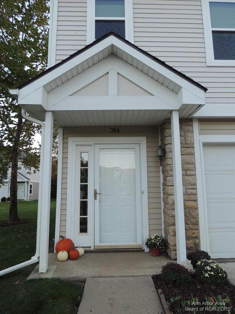 744 Fieldstone Cir - Photo 1