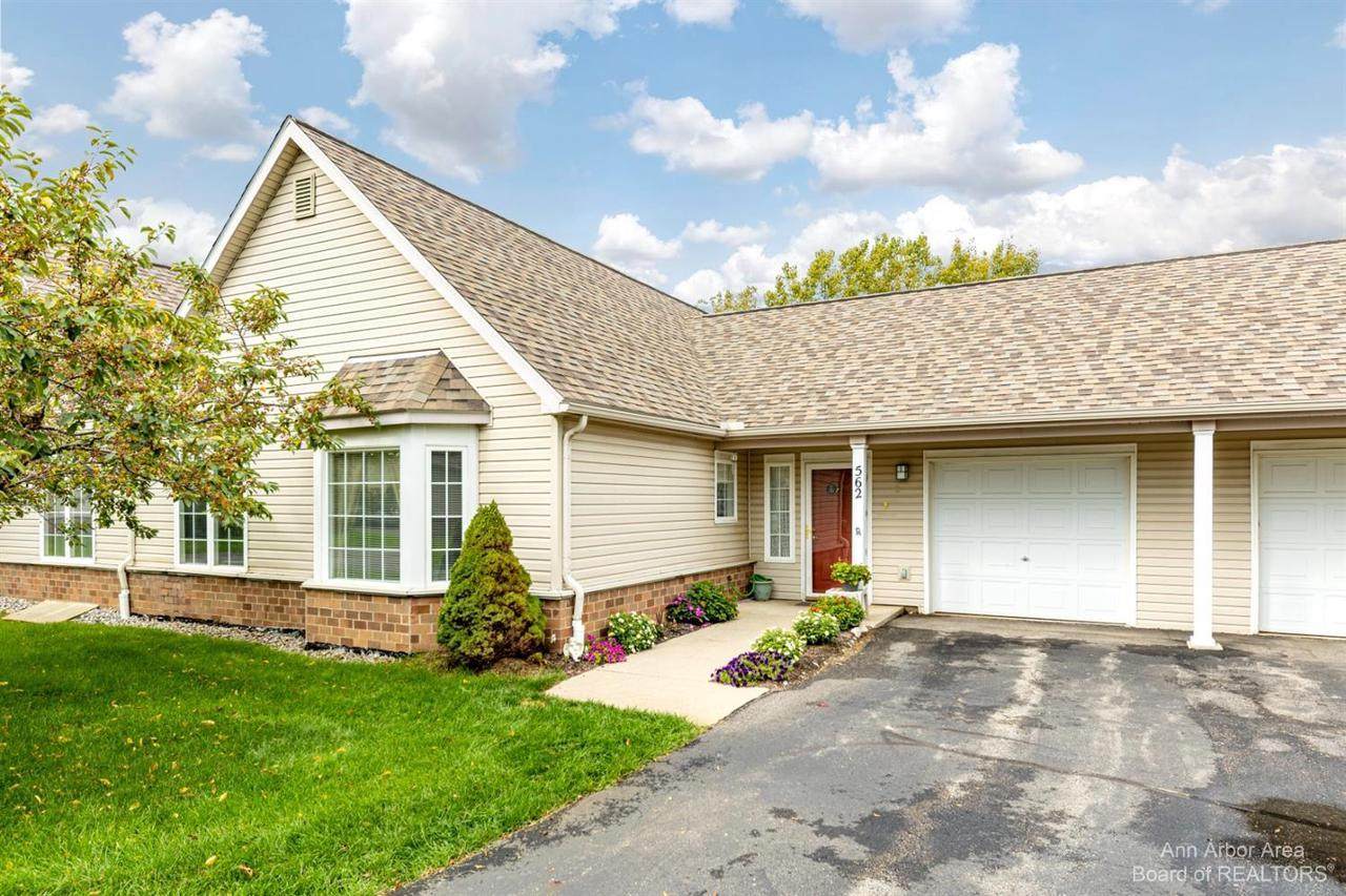 562 Lancaster Ct - Photo 1