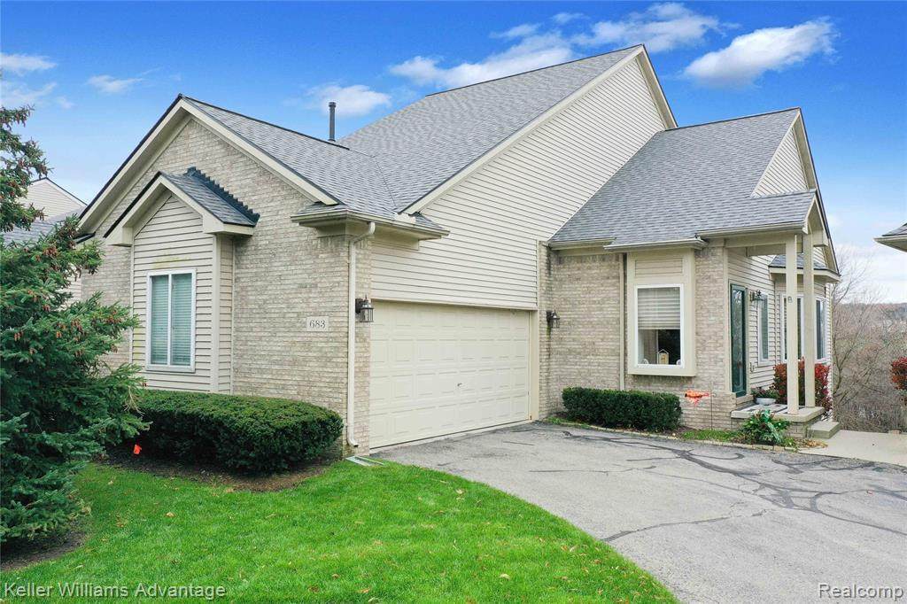 683 Pointe Crt - Photo 1