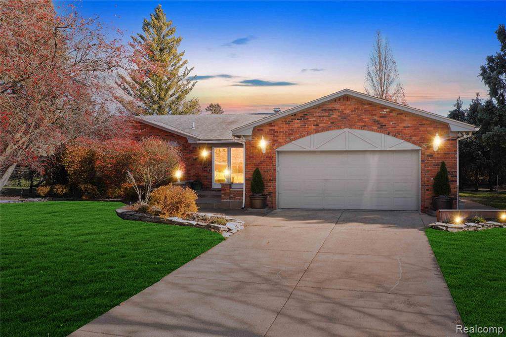 2728 Stonebury Dr - Photo 1