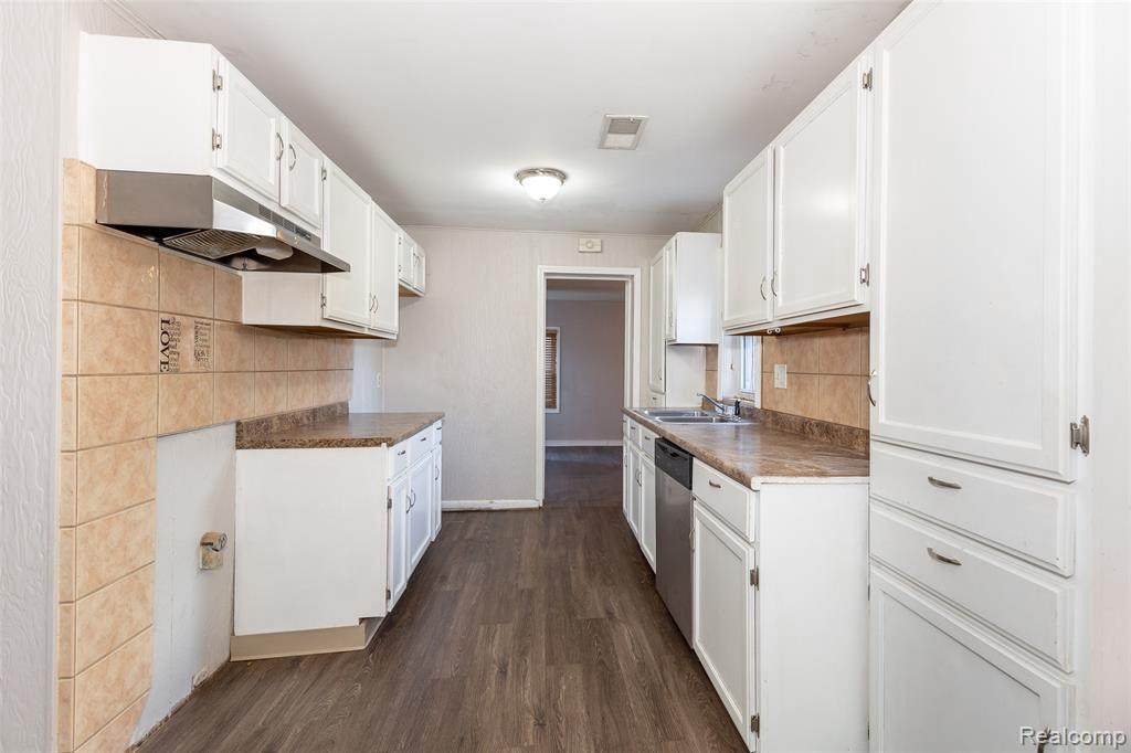 8328 Lenore St - Photo 1