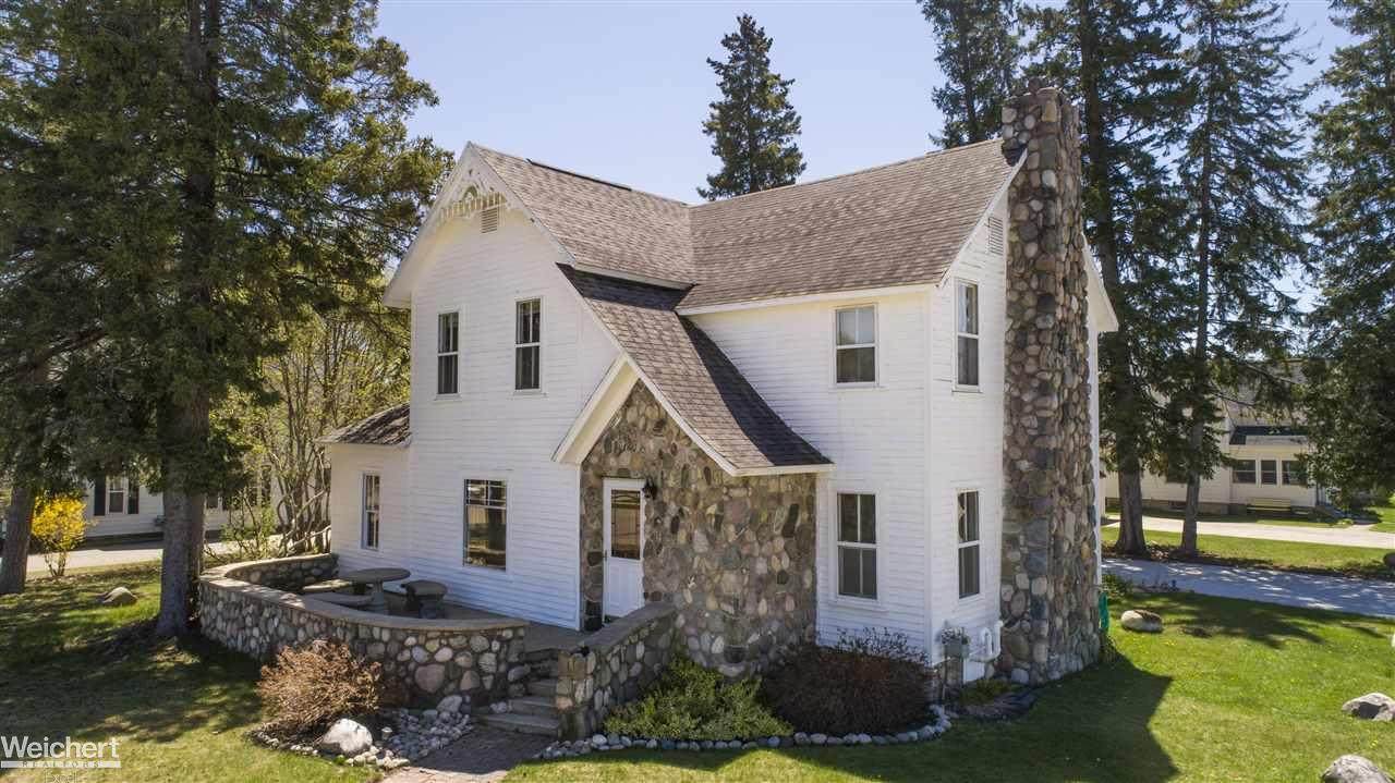 303 Court Ave - Photo 1