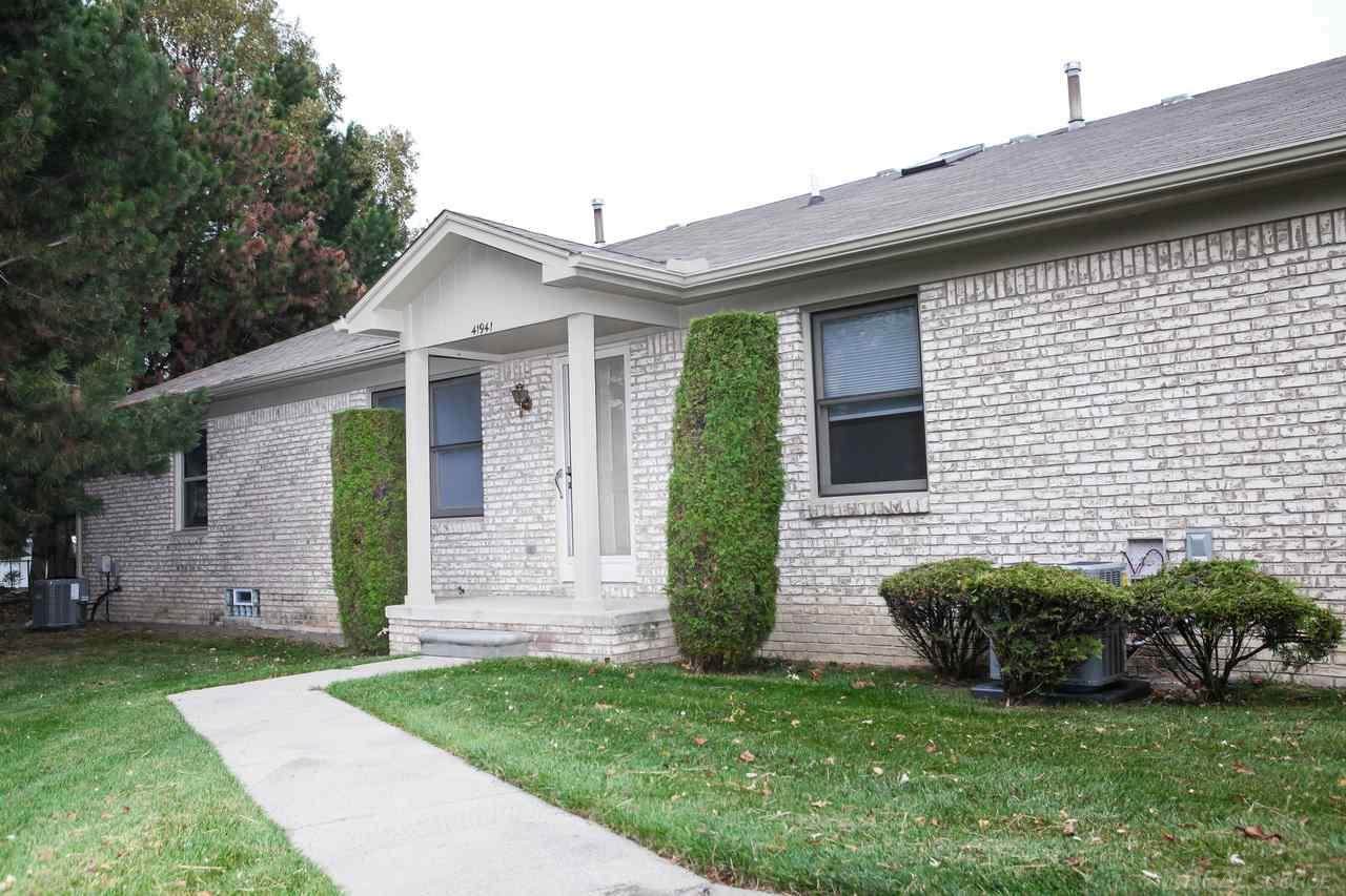 41941 King Edward Ct - Photo 1