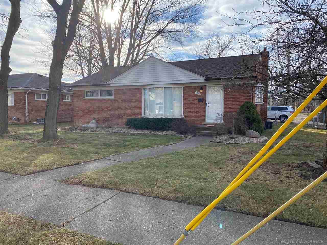 1029 Harrington - Photo 1