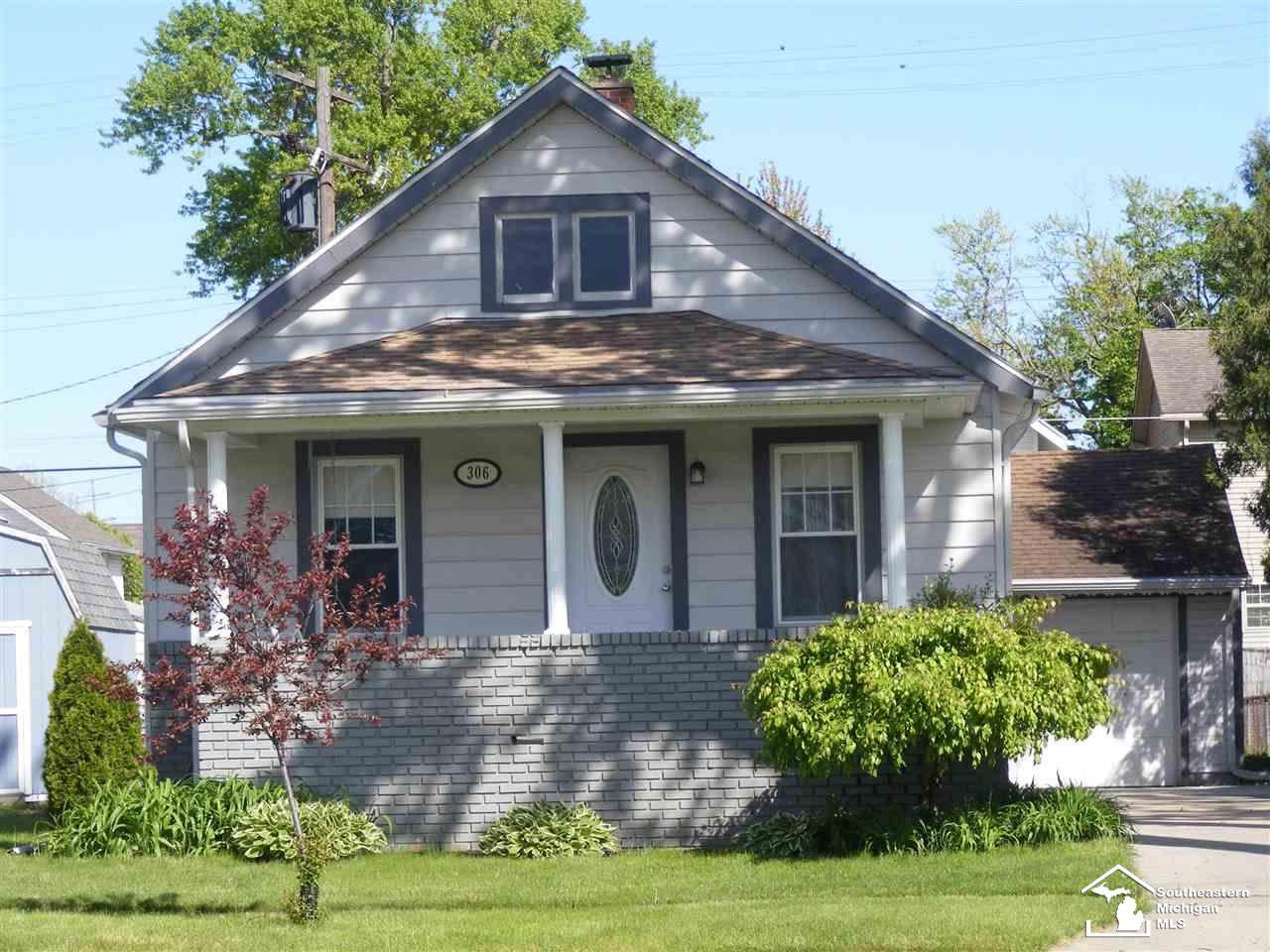 306 Maple - Photo 1