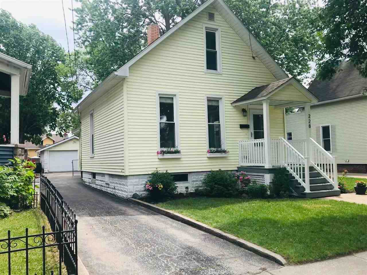 228 Lincoln - Photo 1