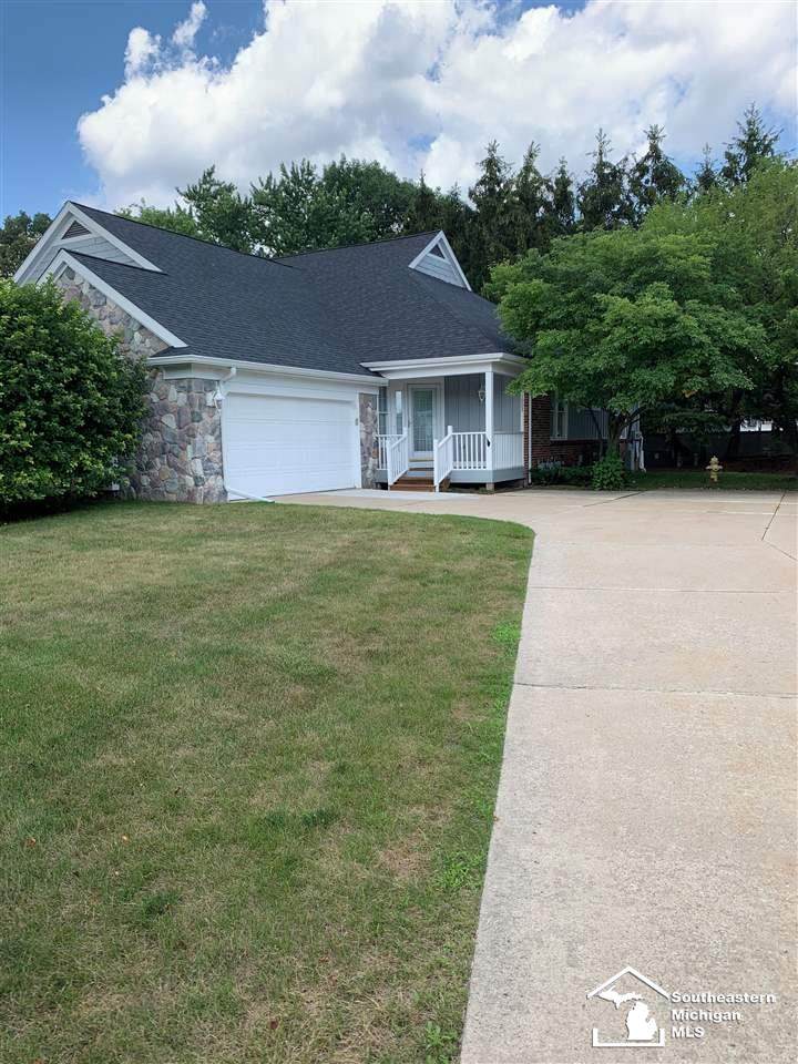 1003 Meadowlands Ct. - Photo 1