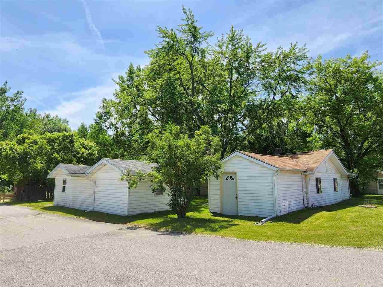 896 Huron - Photo 1