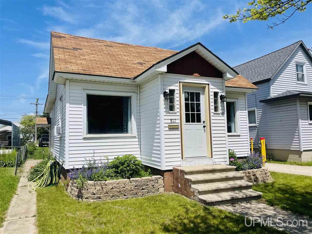 812 Superior - Photo 1