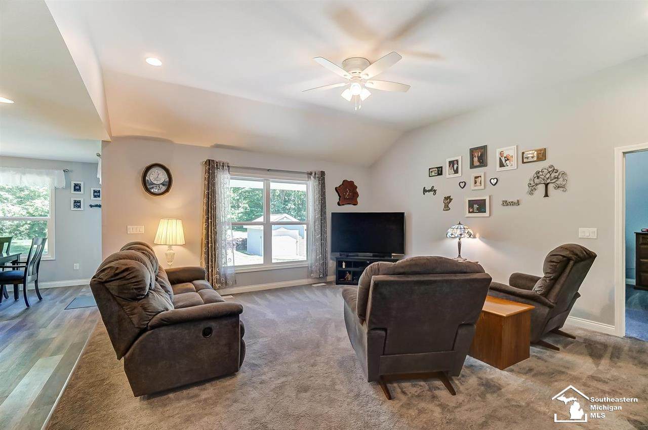 718 Pickard - Photo 1