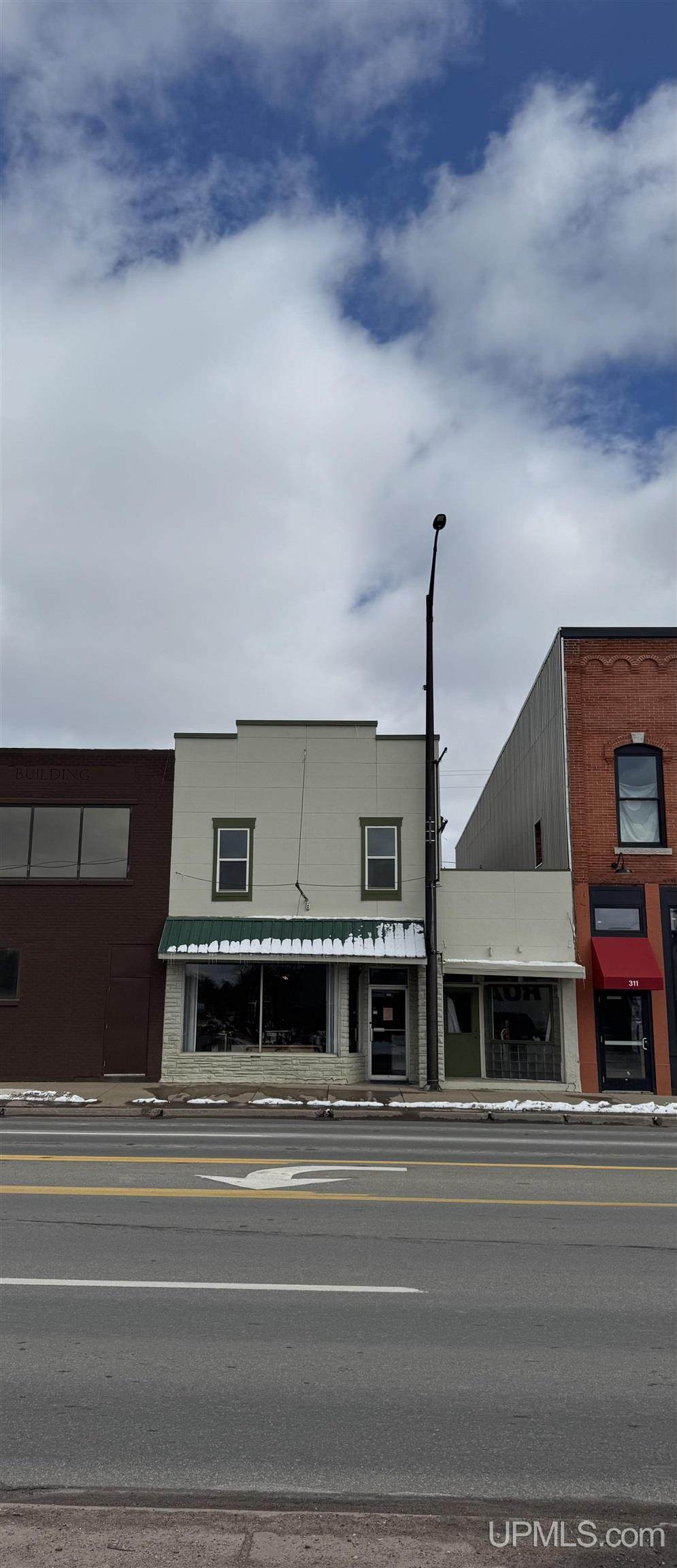 305 Stephenson - Photo 1